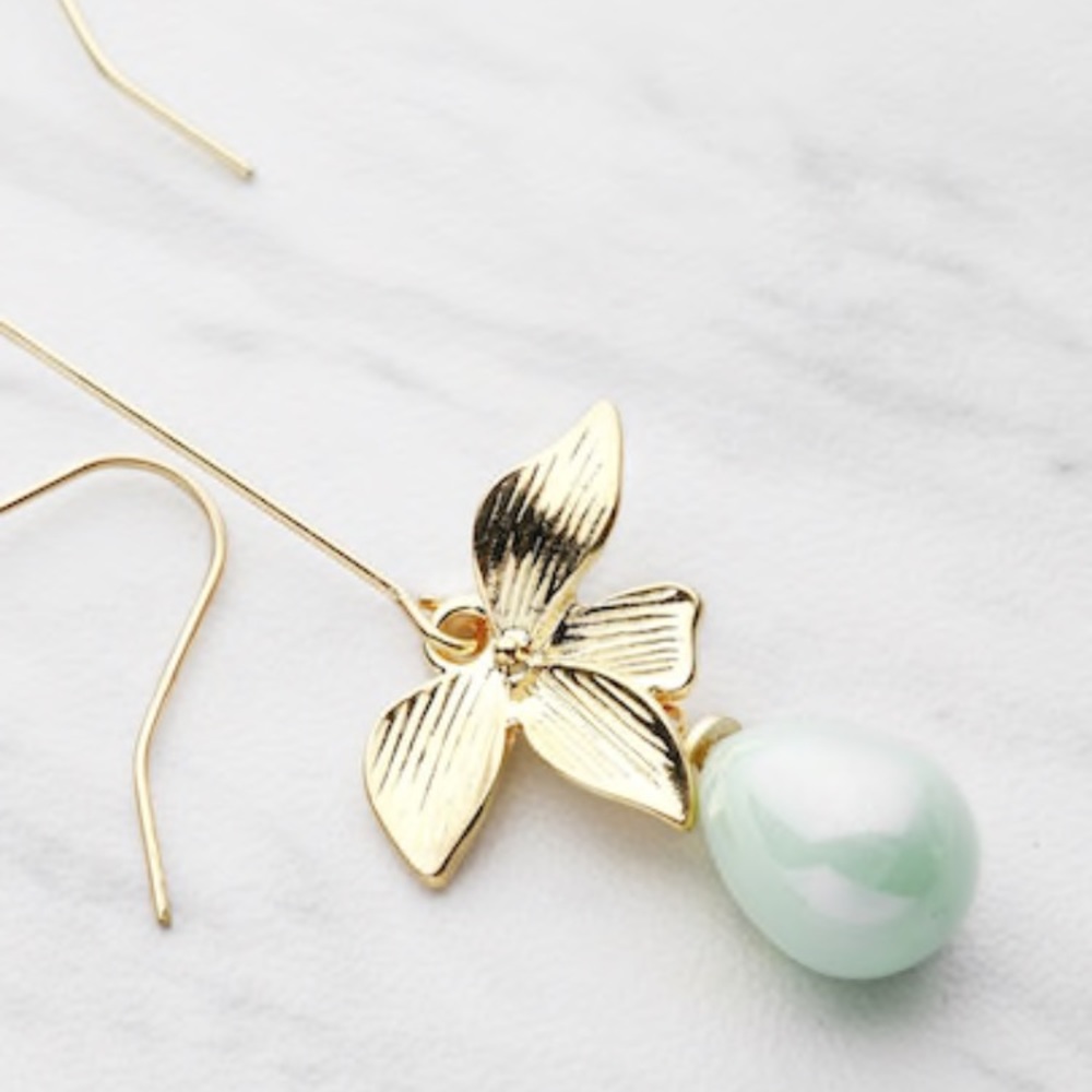 ‫Faux Pearl And Metal Leaf Drop Earrings - Picture 2 of 2
